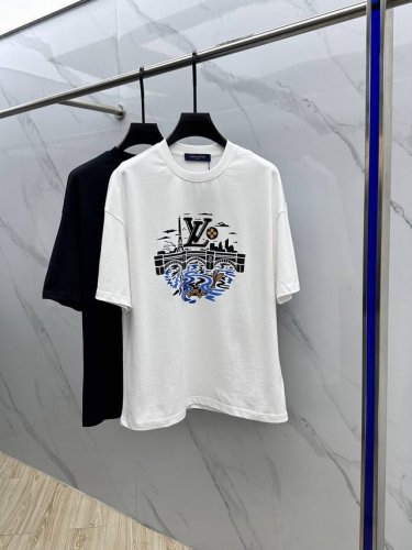 louis Vuitton 路易威登 2025Fw春夏新品圆领打底外穿T恤，立体感Logo微廓形半袖，活性纯棉打底T恤，棉，手感面糯有骨感，柔而有韧性。工艺处理