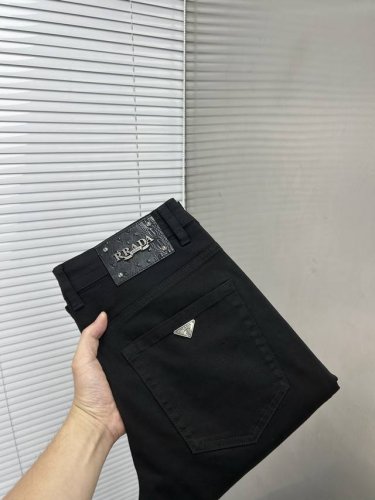 prada普拉达 2025新品男士牛仔裤短裤 面料舒适弹性好。独家发售 时尚优雅 重工艺设计。采用原色酵母水洗工艺 精选进口重磅丹宁牛仔面料 配定制五金装饰 真
