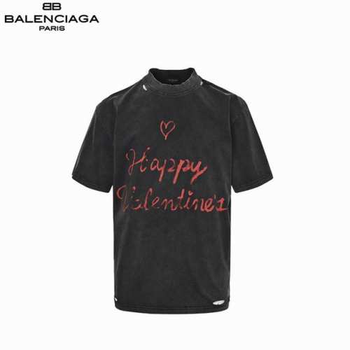 Balenciaga 巴黎世家 情人节限定爱心涂鸦短袖 采用复古平纹针织面料，正面和背面饰以Lipstick Valentines艺术作品印花，全身定位破坏效果