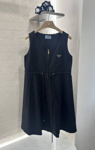 prad*2025新品上架 抽绳工装背心裙 定制Yb进口棉纶材质 质感轻薄 舒适透气 拉链开襟抽绳背心裙 宽松舒适可调节 腰间抽绳吸睛满分 轻松划分上短下长好比
