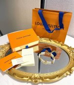 Lv2025花卉珍珠手链 配全套礼盒包装 2025春夏新款 非常精致很有设计感的系列 经典的Monogram Flower元素每一朵小花都是匠心独运 立体感弧度