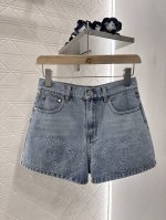 chane*2025新品上架 山茶花刺绣牛仔短裤 定制Yb斜纹棉牛仔材质 面料柔软舒适 透气性好 反复酵素水洗工艺处理 不易染色脱色 通体呈现出均匀擦色染白效果
