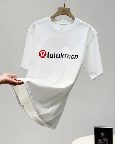 超级帅的一款！ 露露Lulul纯色系列--经典字母Logo短袖T恤 男女同款！ 今天重点推荐款！红标搭配字母Logo！独家发售！ Lulu家这个系列就不多说了，