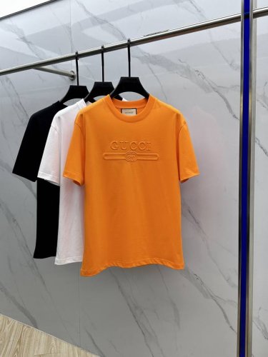 Gucci*古驰 2025Fw春夏新品圆领打底外穿T恤，立体感Logo常规半袖纯棉打底T恤，棉，手感面糯有骨感，柔而有韧性。工艺处理，韧性和抗皱性能得到大幅度提