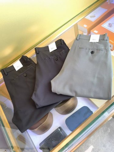 迪奥 2670春夏新品 专柜有售 实体店极品休闲裤专柜原版1:1好货，适合各个年龄段。市场最高版本的欧洲进口面料。舒适柔软亲肤，上身效果超级棒时尚百搭，笔挺有型
