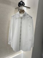 chane*2025新品上架 素色亮片长款衬衣 定制Yb斜纹全棉材质 质感舒适 穿搭透气 纯白中长款衬衣版型 集衬衫的干练与连衣裙的柔美于一身 长袖设计适应多季