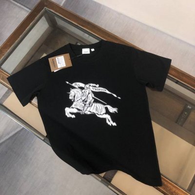 Burberry 巴宝莉战马系列短袖T恤，经典之作！！全新元素的设计战马与标识的联合体，品质品相都是最完美的定制面料，手感非常舒服 春夏最新砖柜同步 时尚又个性