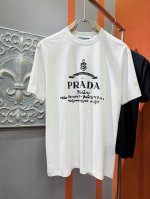 p200 Prada 普拉达 2025款新品短袖！原版定制面料，手感柔软。顶级进口私货，时尚设计潮流短袖，不失奢华 品质毋庸置疑 上身效果超赞，奢华官网同款！尺
