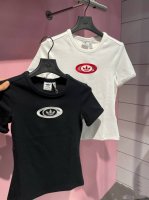 新款上新 三叶草 25Fw三叶草镂空小标Logo字母男女同款黑色短袖 永远百搭永远显瘦的黑Tee 真的太高级了 胸口三叶草镂空小标 袖臂Logo也是真的点睛之笔