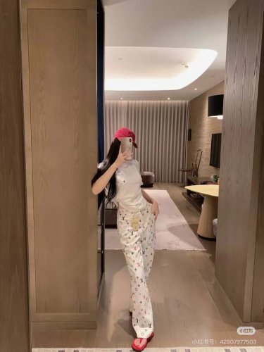 模特图组 款号:Dc 109# lv路易威登新款老花满印三彩缎面直筒休闲裤 缎面面料质感好 光滑细腻柔软舒适不紧绷穿着舒适无束缚感 显高显瘦巨好穿 自带收腹效果
