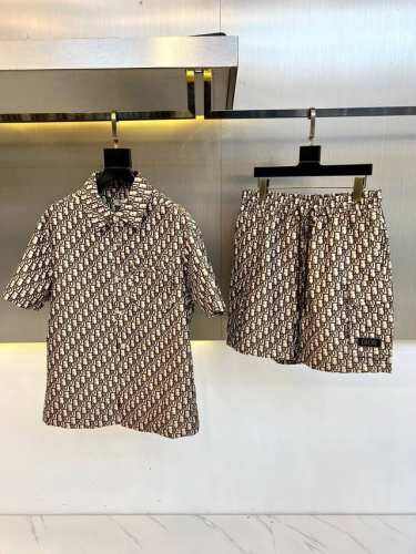 Dior迪奥、25新品斜纹布纽扣开合舒适短袖衬衫+短裤套装。饰有标志性的蓝色Dioroblique图案。单品采用真丝斜纹布制成，下摆饰有对比鲜明的“Christ