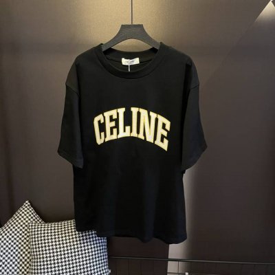 款号 M015 Celine 赛琳 弧形字母印花短袖 采用280克40支精梳棉面料制成 且经由水洗后面料手感顺滑 不易缩水变形 不易褪色 质感满满 印花采用弹力