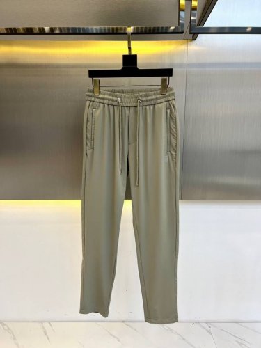 Fendi芬迪、2025春夏新款男士休闲卫裤，高端品质之选，一款松紧腰抽绳休闲卫裤兼备的百搭裤装，也是男士衣橱里不可缺少的搭配神器，属于实穿型的经典款式！整条休