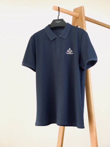 prada 普拉达 2025Ss春夏新品 标识刺绣翻领T恤，甄选优质珠地面料打造，手感面糯有骨感，柔而有韧性。液氨工艺处理，韧性和抗皱性能得到大幅度提高。微廓形