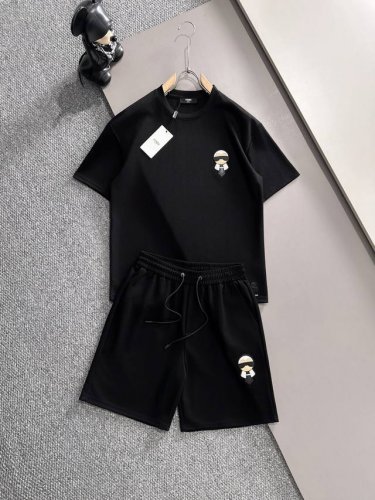 芬迪 Fendi 高端定制 2025春夏新款首发专柜最新款短袖短裤休闲套装 高端订制 设计前卫时尚！品牌Logo重工艺设计 高端定制纯棉面料.手感柔软.穿着舒适