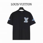 Louis Vuitton 路易威登 25Ss 滑雪系列老花Logo发泡印花短袖T恤 爆款来袭，原6600购入，滑雪Ski系列限定款。 本款T恤衫取材柔软的平纹