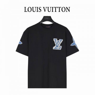 Louis Vuitton 路易威登 25Ss 滑雪系列老花Logo发泡印花短袖T恤 爆款来袭，原6600购入，滑雪Ski系列限定款。 本款T恤衫取材柔软的平纹