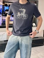 爱*仕 2025春夏最新古典马车印花男士圆领T恤衫，前身极具代表性的古典马车马图案，带着浓浓的复古风味，采用高端高难度的手工台板印花，其精细度和复杂度都要比一般