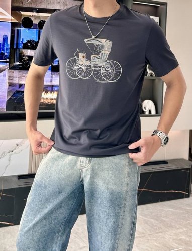 爱*仕 2025春夏最新古典马车印花男士圆领T恤衫，前身极具代表性的古典马车马图案，带着浓浓的复古风味，采用高端高难度的手工台板印花，其精细度和复杂度都要比一般