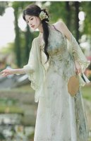 高级感挂脖两件套连衣裙 新式旗袍既有东方的传统韵味挂脖设计既能展现女性的优雅端庄和干练风采下身采用拼接裁剪 巧妙结合视觉效果丰富菁致 更添轻盈的氛围感 Smlx