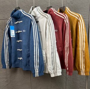 原版定制1,1 区别市面通货 Adidas 阿迪达斯 蛇年限定新款 原厂品质 三叶草 刺绣Logo麂皮绒面料 唐装盘扣外套 立领复古休闲夹克 男女同款 1这款包