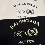 始祖鸟巴黎世家联名短袖，炸街神衣来了 始祖鸟Arc'teryxbalenciaga巴黎世家的联名王炸？这款情侣款短袖简直杀疯了！ 始祖鸟的户外机能风碰撞巴黎世家
