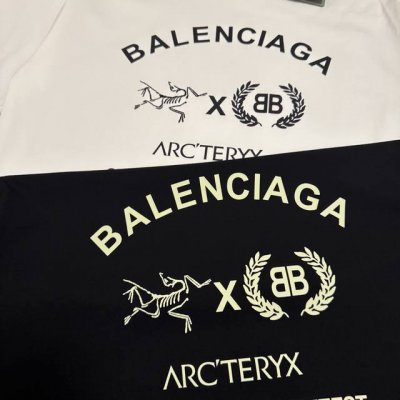 始祖鸟巴黎世家联名短袖，炸街神衣来了 始祖鸟Arc'teryxbalenciaga巴黎世家的联名王炸？这款情侣款短袖简直杀疯了！ 始祖鸟的户外机能风碰撞巴黎世家
