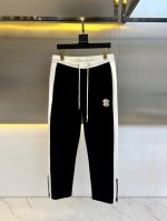 Ba巴黎世家、25S新品男士抽绳运动卫裤，全新发布新款定制，细节一丝不苟，打造出了常青树的百看不腻以及舒适百搭。休闲运动裤作为随时随地男人都能穿搭的时尚单品之一