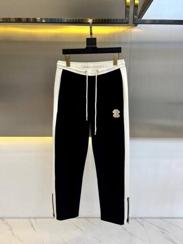 Ba巴黎世家、25S新品男士抽绳运动卫裤，全新发布新款定制，细节一丝不苟，打造出了常青树的百看不腻以及舒适百搭。休闲运动裤作为随时随地男人都能穿搭的时尚单品之一