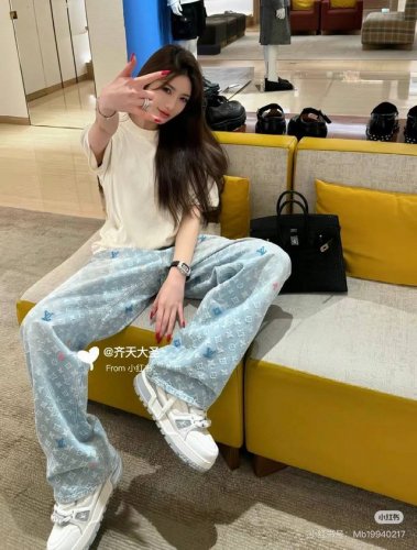 款号：Zmr06# 上衣款号Zmr02# Louis Vuitton Lv路易威登满印刺绣彩虹提花牛仔直筒阔腿裤 整体衣服设计感十足 经典满印Lv字母Logo