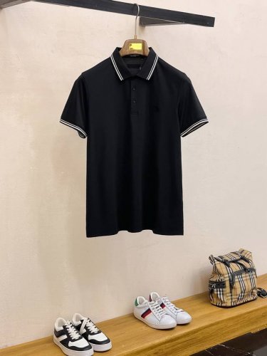 杜嘉班纳 Dg 2025Sshk专柜同款同步上新短袖翻领Polo，采用订制珠地棉面料，胸前品牌字母采用刺绣工艺构成标志彰显品牌奢华 高端人士必备单品，懂货的来欢