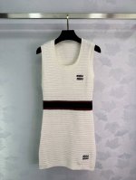 Miu Mi白色针织背心连衣裙 经典圆领设计 完美展现头肩比例 修身版型勾勒身材线条 腰间深色碰撞设计增加层次感 适合日常出行或轻松聚会 面料舒适透气 适合夏季