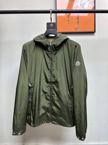 Moncler 蒙口 2025官网最新款连帽风衣夹克外套，高端品质版型面料五金都是专柜1:1定制，帽子立体标识刺绣Logo标志彰显品牌魅力！高品质出街必备单品采