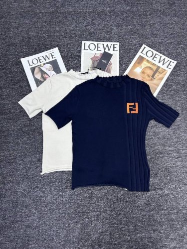 时尚新品，芬迪&Fendi F图案双拼工艺，圆领短袖设计简约大方，拼色元素增添活力，展现女性优雅魅力，不容错过！Sml三码现货供应