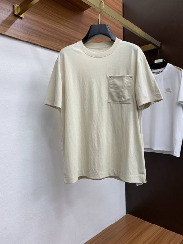 LV 路易威登 25Ss早春新款百搭短袖T恤 定制再生纤维混纺亚麻面料 又使面料光滑紧密得到整体面料的高级感 轻薄透气不闷热是主要特点 大牌专业提供缩水率百分3