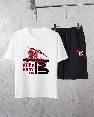 巴宝莉 独家专供新款潮男时尚圆领短袖短裤套装 潮流时尚休闲短袖套装 透气舒适度高 细节无可挑剔 品牌元素设计理念 体现高品质 呈现休闲裁剪 上身版型超赞 材质