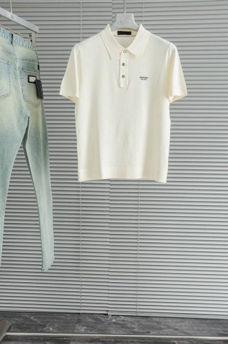 new# pra#Da25Ss春夏新品 男士针织翻领短袖衫！采用纤维超细与高弹的伊力特纱线织造而成，质感与纹理都是超级的柔和，非常的轻薄柔软，手感极其的细腻丝滑