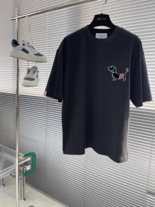 Tb 2025Ss春夏最新款圆领时尚短袖T恤 100%纯棉面料，贴肤舒适，耐看又好穿，经典简约Logo设计，原厂工艺一丝不苟。 型男必备单品 码数：M-Xxl