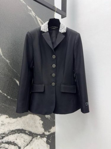 ver家25Ss 早春新品斑点纹领口西装外套 绝杀收腰剪裁单排扣设计 优质斜纹肌理面料抗皱易打理 质感高级 原版定制纽扣超精致 袖口Logo标签装饰细节很到位