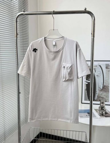 807# 迪桑特 Descente 圆领轻量化系列的冰丝运动短袖T恤 户外飞禽单品！ 性价比一步到位！！！ 用的都是功能性面料！ 轻量化 速干 透气！ 款式简约