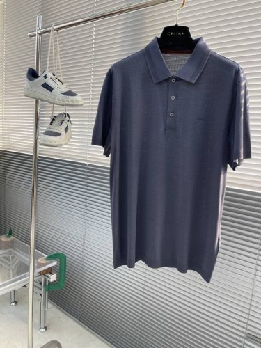 Tai 齐角翻领短袖针织polo衫 夏日穿搭的难题，一件男士短袖针织polo衫就能轻松搞定！ 翻领设计经典又百搭，修饰颈部线条，让你瞬间化身利落型男。随性与优雅