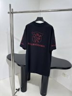新品城市系列Lion Club圆领短袖 复古平纹针织面料 正面和背面红色Lion Club艺术作品刺绣 水洗褪色效果 宽松版型 男女同款 ：黑 ： Sml