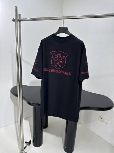 新品城市系列Lion Club圆领短袖 复古平纹针织面料 正面和背面红色Lion Club艺术作品刺绣 水洗褪色效果 宽松版型 男女同款 ：黑 ： Sml