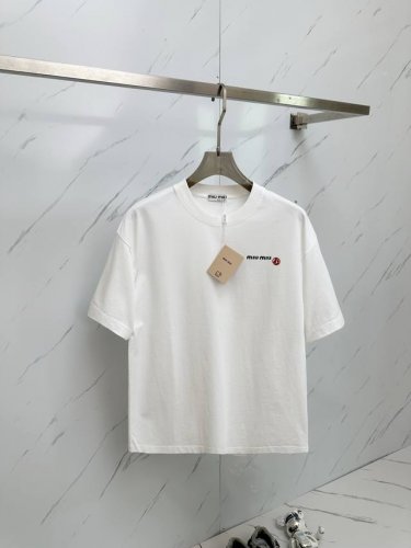 Miumiu 2025 圆领短袖T恤打底衫 元素性的Logo徽章凸显休闲时尚魅力,依然独领时尚风骚.内搭好伴侣 客供高支弹力针织100%液氨空气层面料,平整匀称
