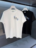 新品 Jy- 2025Ss夏季新品 Di*R 标识印花短袖T恤 高超的时尚魅力风范,特立独行的艺术气息. 客供密纺针织棉面料,细腻有序的针织工艺保留了最初的那份