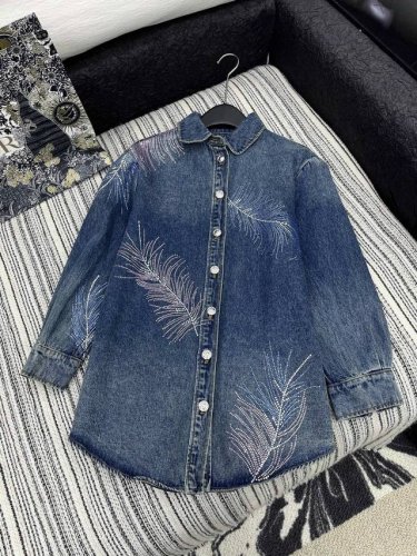 爆款现货 原版订制 Chane*｜25经典渐变色烫钻牛仔外套 定位重工洗水工艺 渐变色羽毛设计 进口面料质感挺阔 细腻舒适 洗水色系 低调奢华， 减龄少女时代！