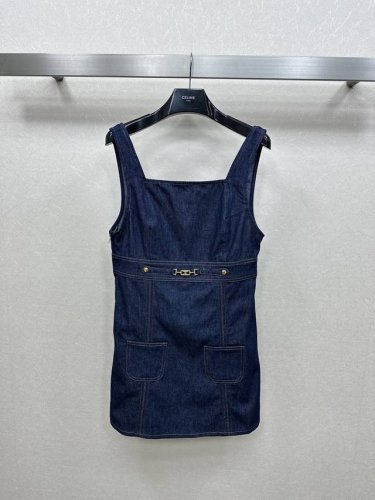 25Ss Celin *牛仔背带裙 即减龄又时髦的背带裙 随遇搭配一件T恤就很A 腰部五金配件Logo 一色三码Sml 。