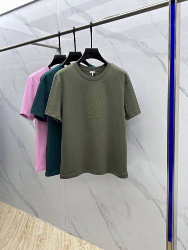 Loewe 罗意威 2025Fw春夏新品圆领打底外穿T恤，立体感Logo纯棉半袖 活性纯棉，手感面糯有骨感，柔而有韧性。工艺处理，韧性和抗皱性能得到大幅度提高。