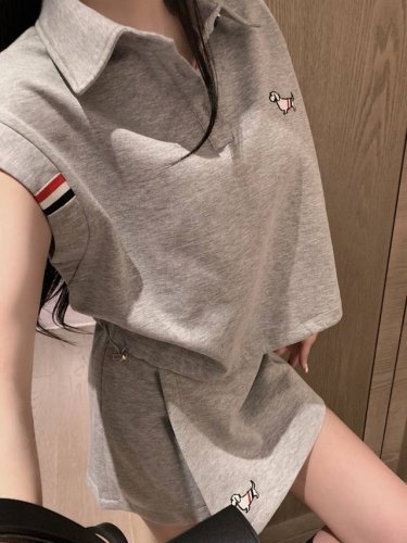 thom Browne Tb小狗刺绣三色织带装饰三色纽扣翻领背心短裤裙套装 款号：25670605002 颜色：黑色 灰色 尺码：Sml S码80-95斤 M码