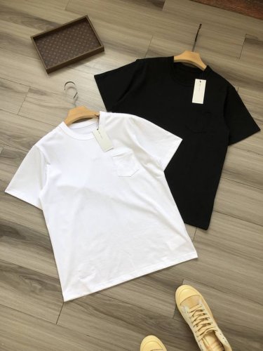 sacai X Wtaps 联名款 Ss25 后背字母Logo刺绣 胸前口袋 男女款圆领短袖半袖T恤. 颜色：白色 黑色. 尺码：S M L Xl. 材质：原版